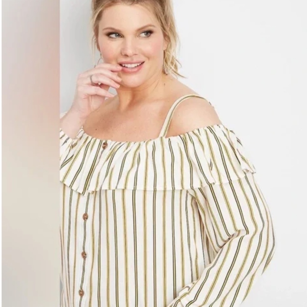 Maurice’s plus 1 cold shoulder